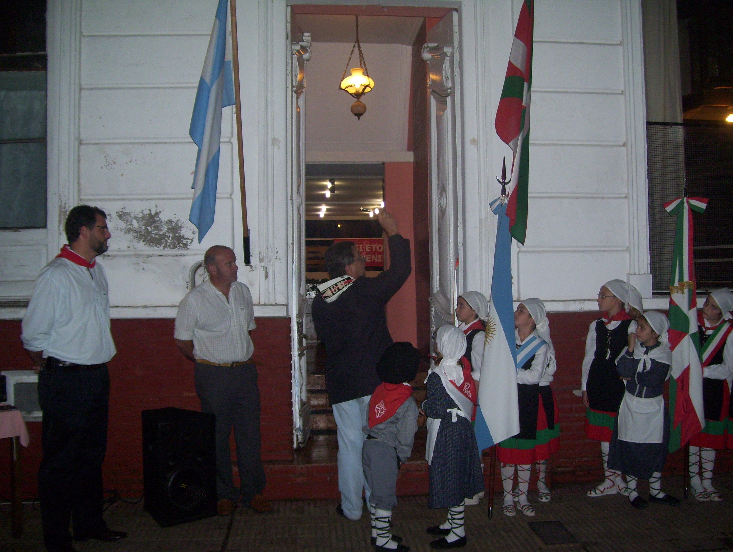 Miembros del Centro Vasco 'Euskal Odola' de Ayacucho, Argentina, inauguraron la nueva sede social